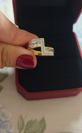 Anillo de oro de 23k con 
circonitas 