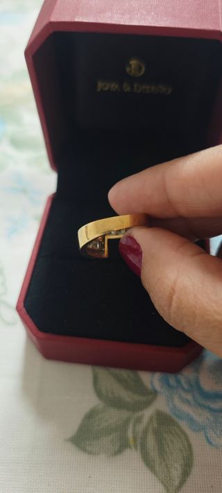 Anillo de oro de 23k con 
circonitas 