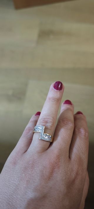 Anillo de oro de 23k con 
circonitas 