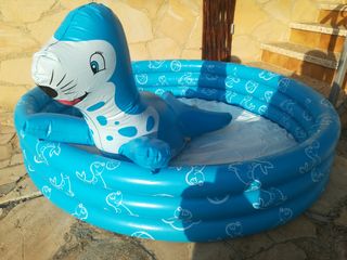 Piscina infantil hinchable + surtidor ducha foca