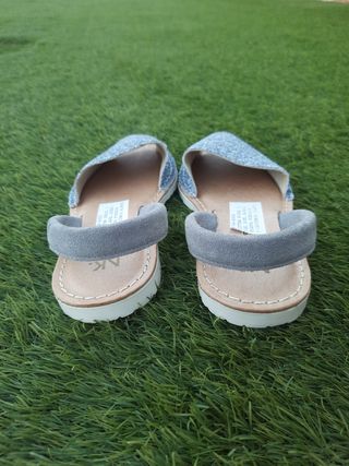 Menorquina de piel lentejuelas gris 37