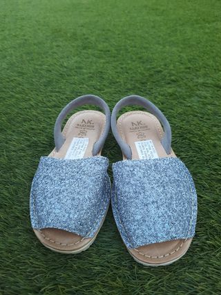 Menorquina de piel lentejuelas gris 37