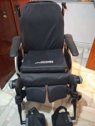 Silla de ruedas reclinable.