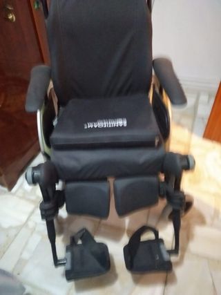 Silla de ruedas reclinable.