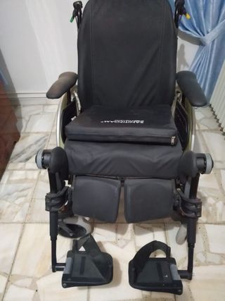 Silla de ruedas reclinable.