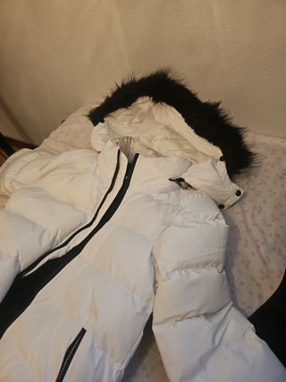 Chaqueta acolchada blanca con capucha