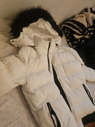 Chaqueta acolchada blanca con capucha