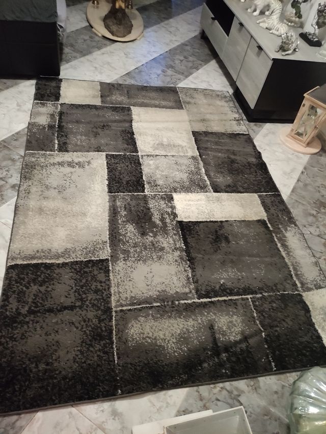 Alfombra moderna gris y negra. Solo tiene un uso .