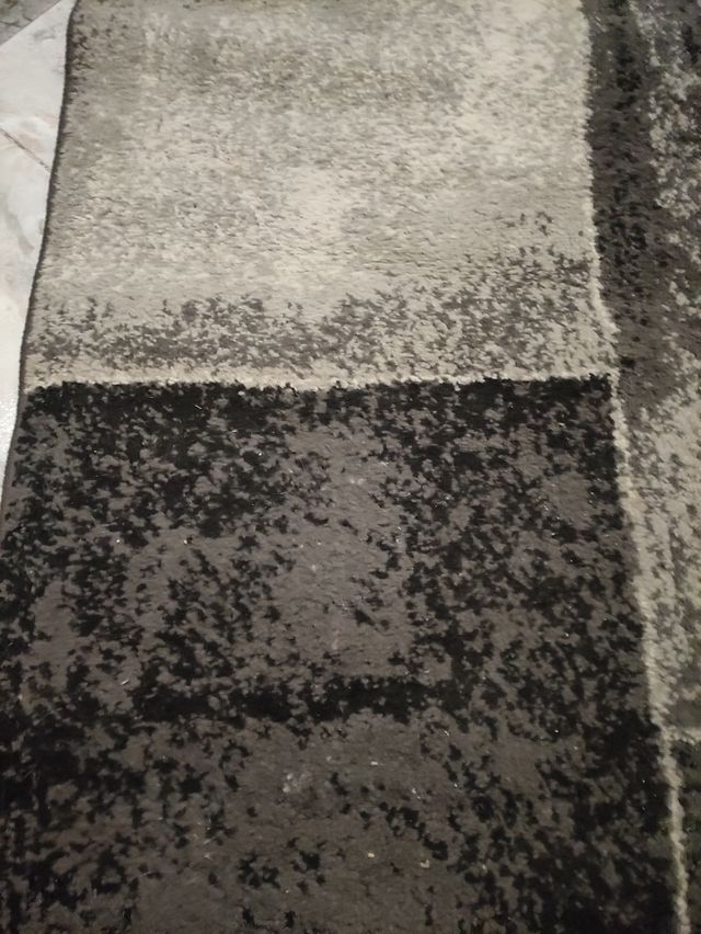Alfombra moderna gris y negra. Solo tiene un uso .