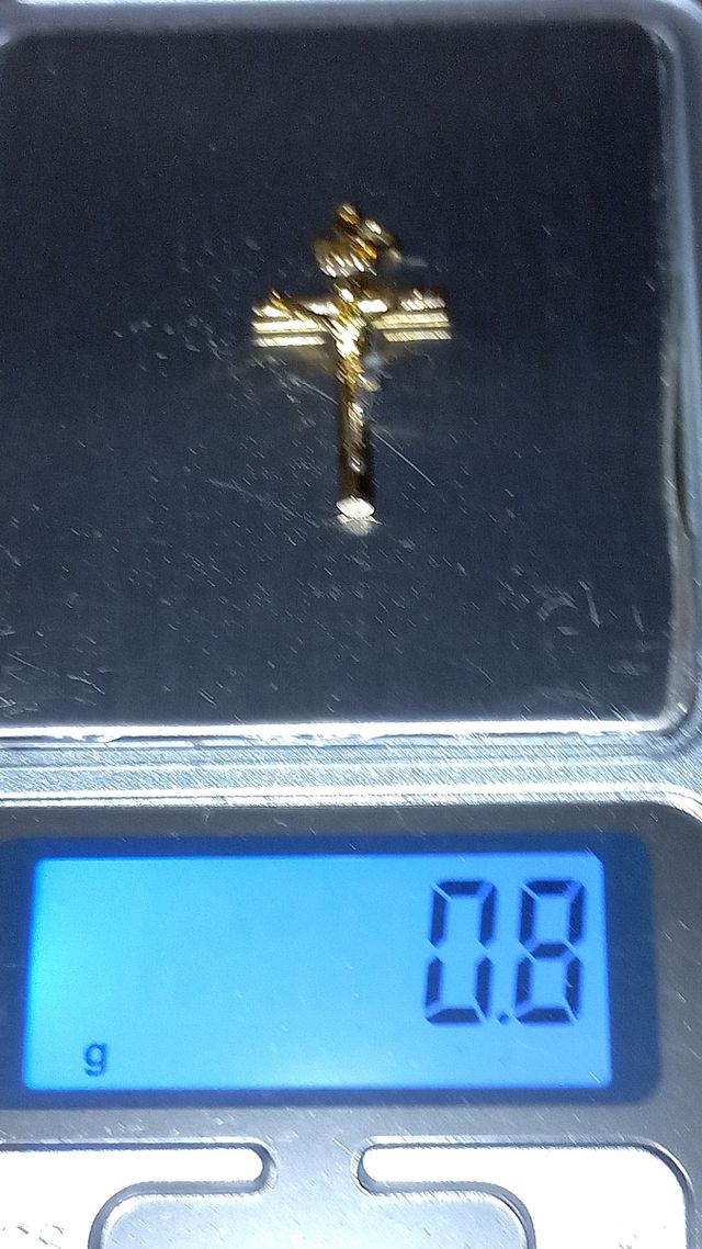 Cruz redonda con Cristo oro 18k