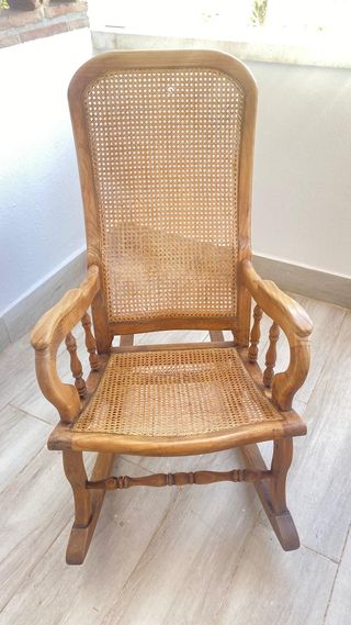 Mecedora rústica de madera y mimbre