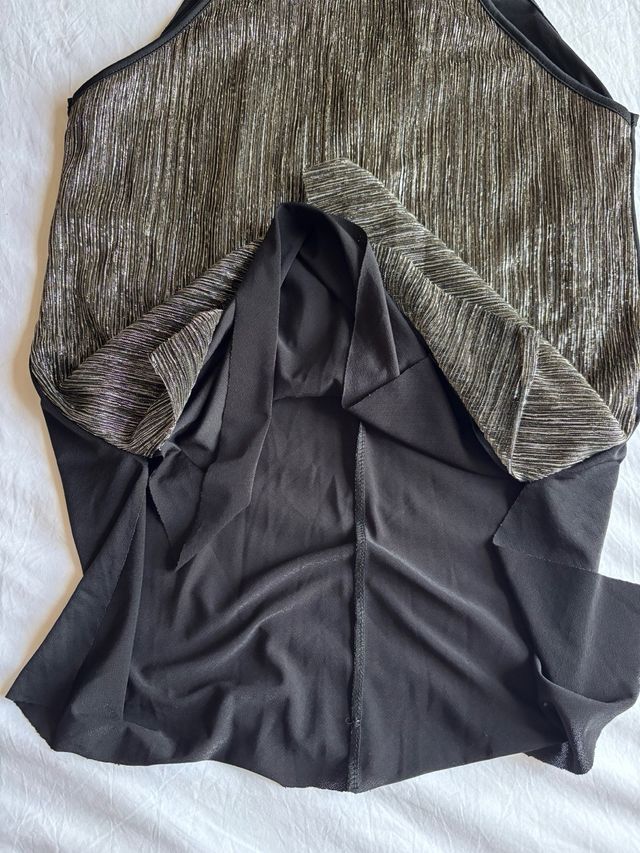 Top halter negro dorado y plateado de Sfera 