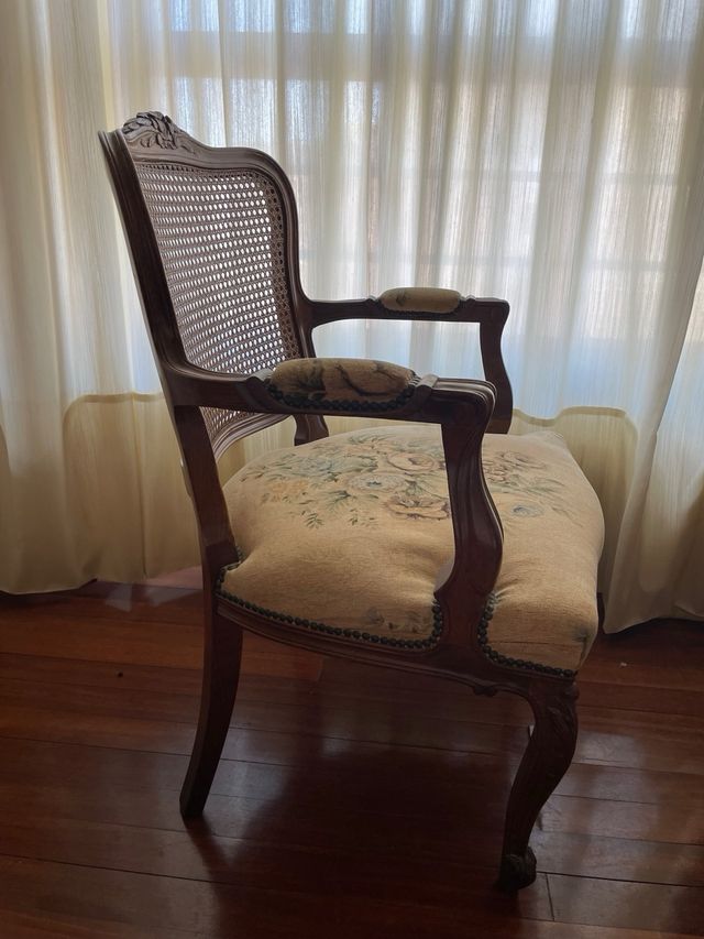 2 Sillones Isabelinos y mesa- Madera y mimbre