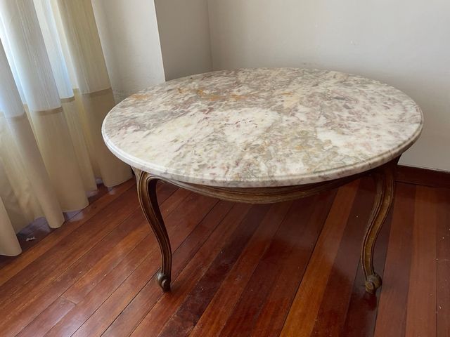 2 Sillones Isabelinos y mesa- Madera y mimbre