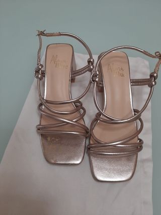 Sandalias marca Alina Blue color dorado