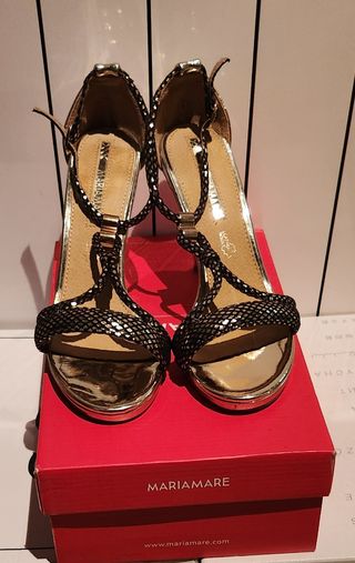 Sandalias tacón Maria Mare doradas talla 40.