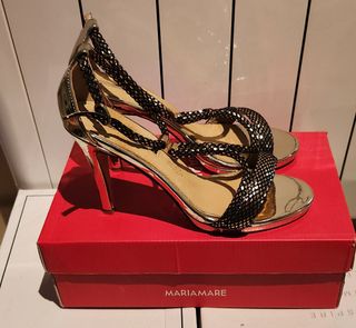 Sandalias tacón Maria Mare doradas talla 40.