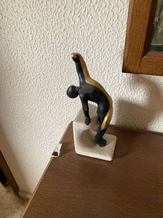 Figura gimnasta porcelana negra y dorada