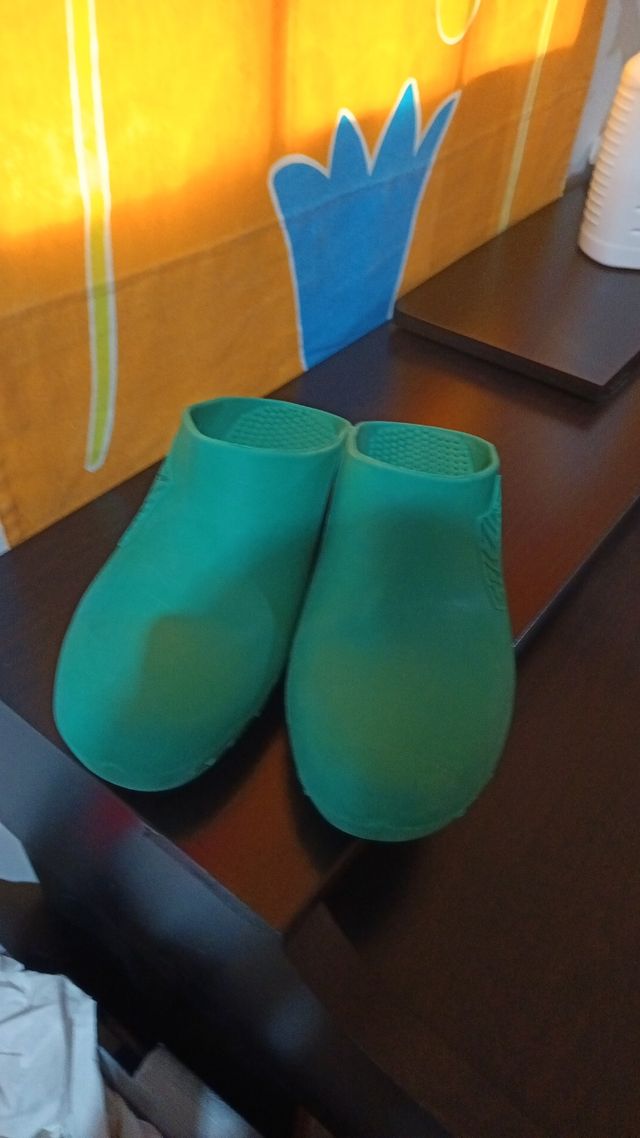 Zuecos goma verdes - cómodos, talla 36-37.