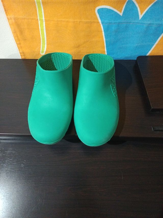 Zuecos goma verdes - cómodos, talla 36-37.