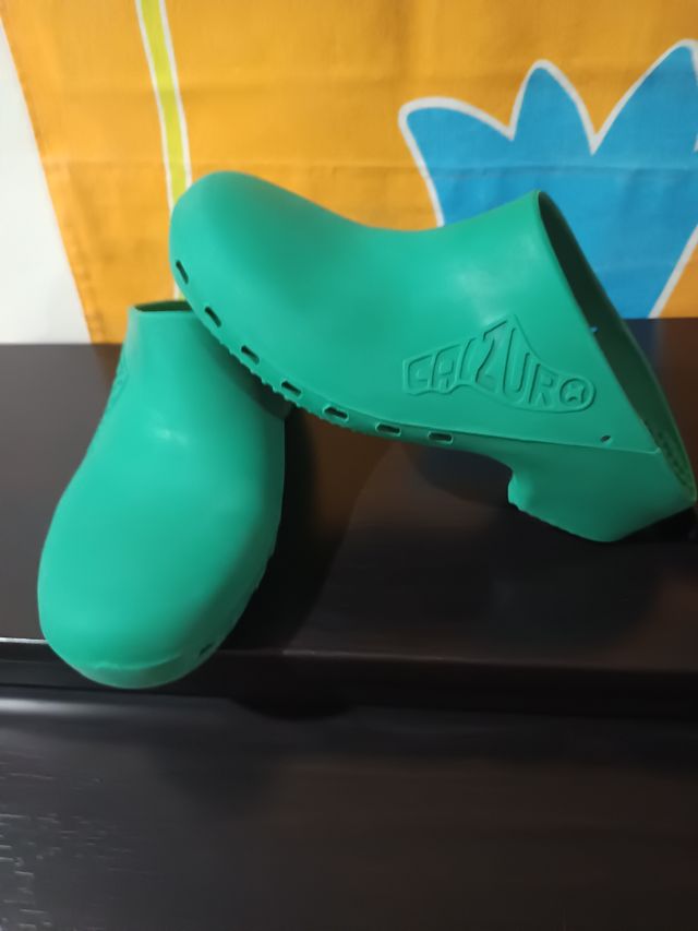 Zuecos goma verdes - cómodos, talla 36-37.