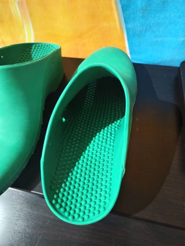 Zuecos goma verdes - cómodos, talla 36-37.