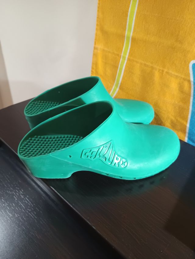 Zuecos goma verdes - cómodos, talla 36-37.