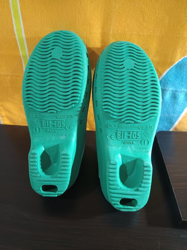 Zuecos goma verdes - cómodos, talla 36-37.