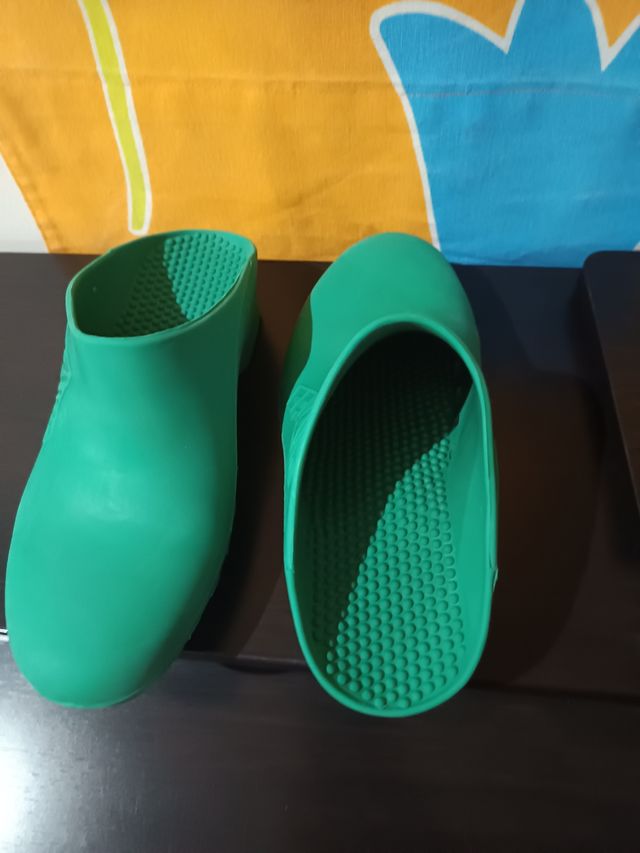 Zuecos goma verdes - cómodos, talla 36-37.