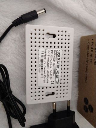 Switch Red 5 puertos M1005F - Nuevo