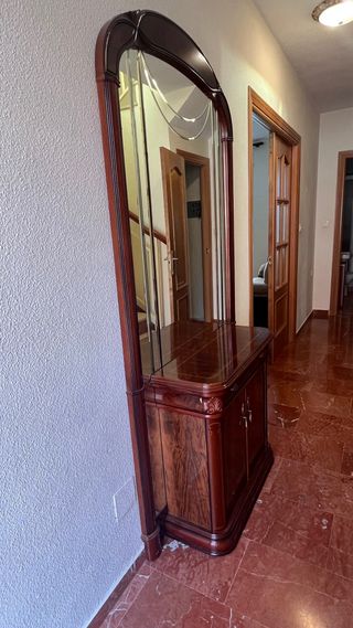 Entradita de madera con un gran espejo