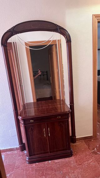 Entradita de madera con un gran espejo