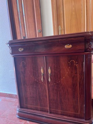 Entradita de madera con un gran espejo
