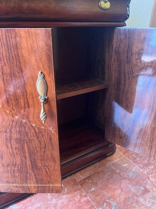Entradita de madera con un gran espejo