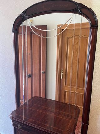 Entradita de madera con un gran espejo