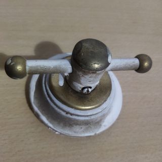 Colgador antiguo de metal