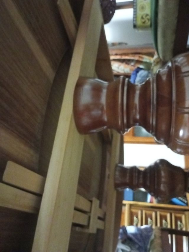 Mesa comedor ovalada madera con cuatro sillas.