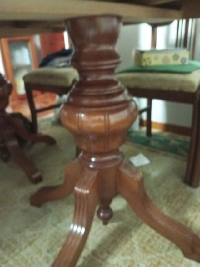 Mesa comedor ovalada madera con cuatro sillas.