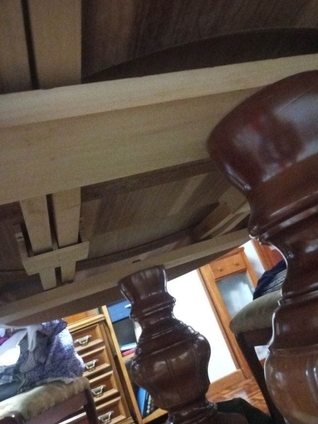 Mesa comedor ovalada madera con cuatro sillas.