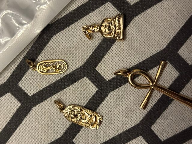 Colgantes egipcios dorados