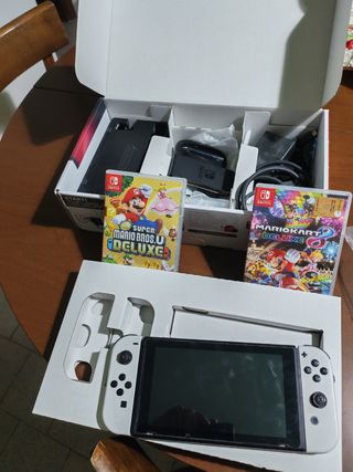 Nintendo Switch + 2 giochi Mario kart 8 e Mario De