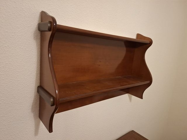 Estantería de madera marrón