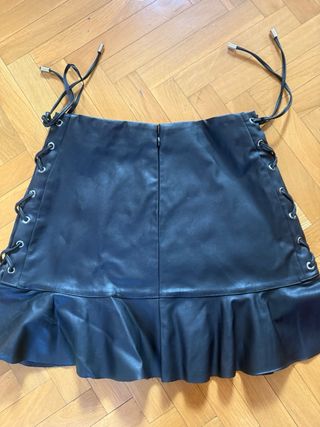 Falda negra cuero con cordones
