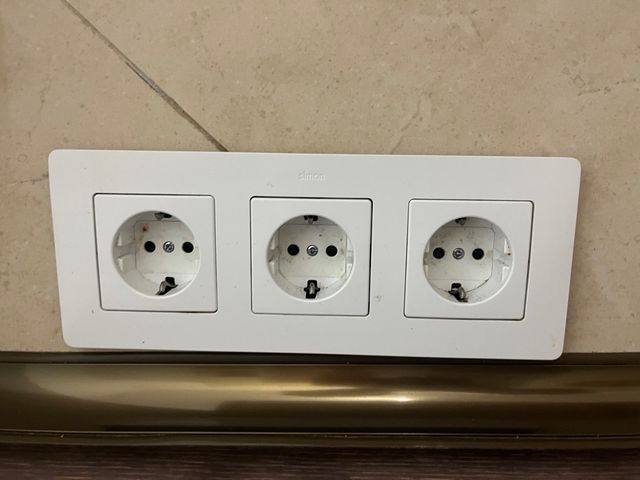 Interruptor luz + enchufe SIMON