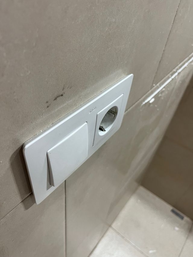 Interruptor luz + enchufe SIMON