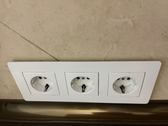 Interruptor luz + enchufe SIMON