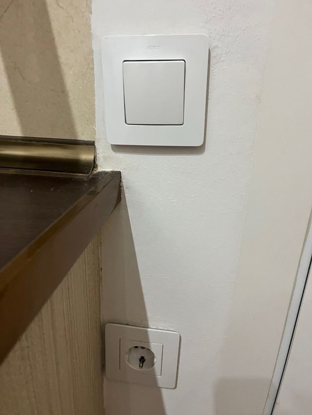 Interruptor luz + enchufe SIMON