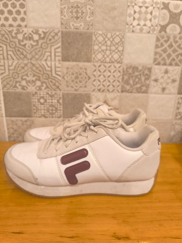 Zapatillas Fila blancas y moradas