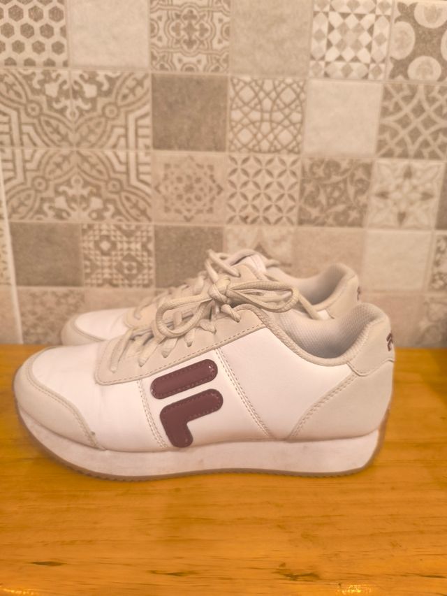 Zapatillas Fila blancas y moradas