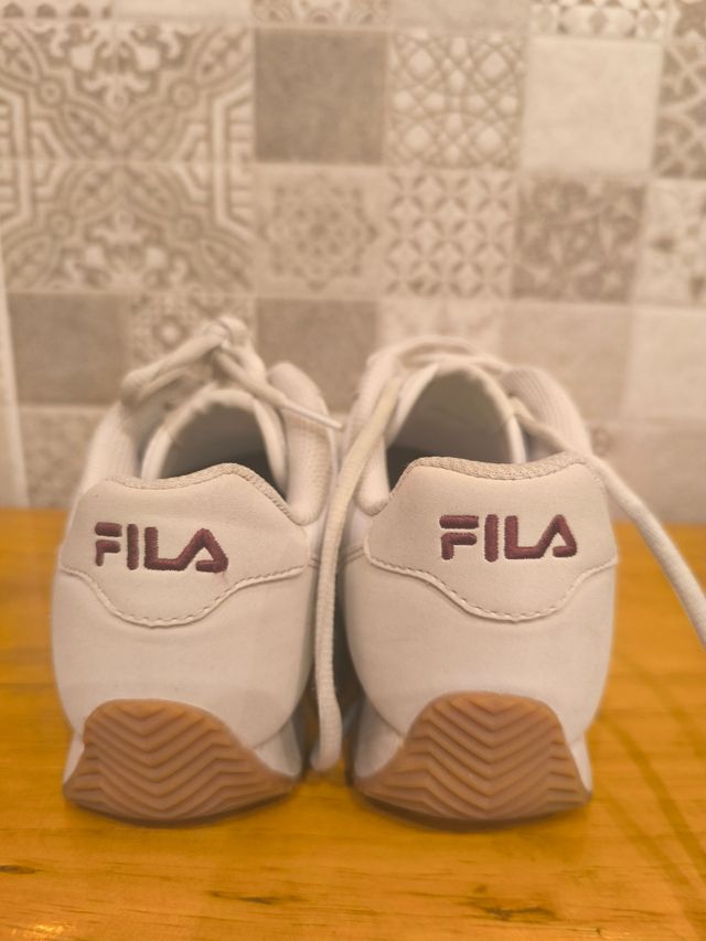 Zapatillas Fila blancas y moradas
